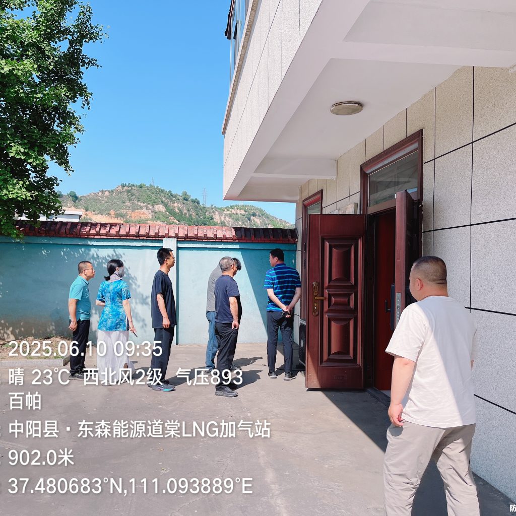 Leaders of related administration in Shanxi Lvliang doing research, checking the operation and maintenance condition of local water station worked by Keze Intelligence Environment.
